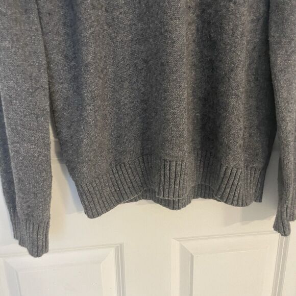 Banana Republic Sweater - Picture 4 of 8
